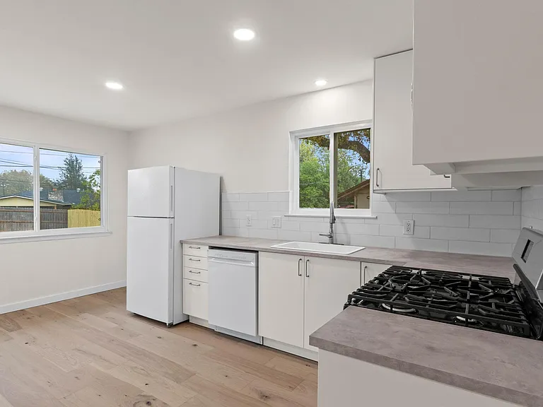902 Warrington Dr — Photo 5