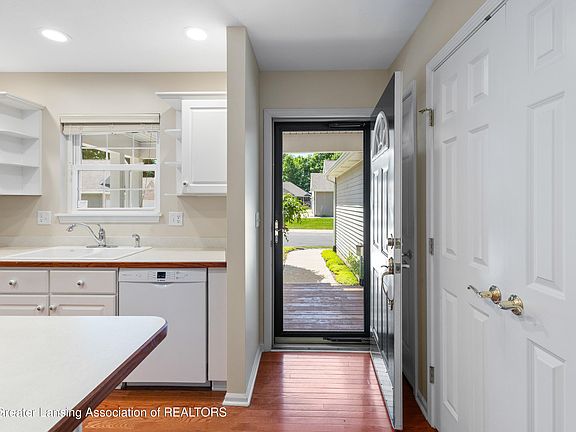 3rd image of 5051 Willoughby Rd APT 17