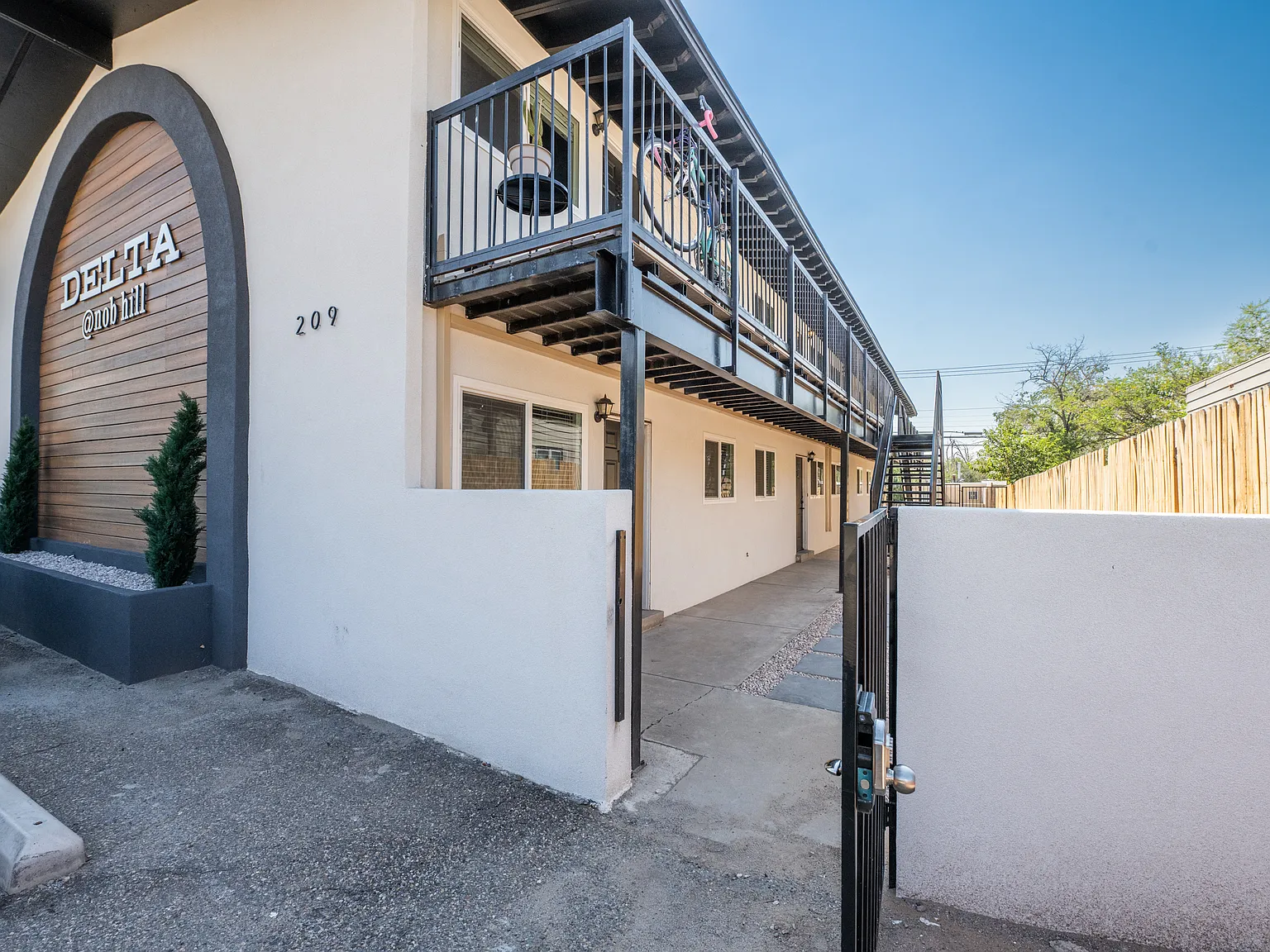 209 Girard Blvd SE - Updated 1 BBD Apartment just 2 Blocks to UNM — Photo 3