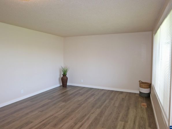 salem-oregon-449355435 picture