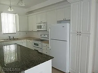 3 bed, 2.5 bath, 1400 sqft, $1,800 — Photo 3