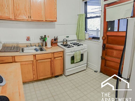 2nd image of 2610 W Gunnison St APT 3R