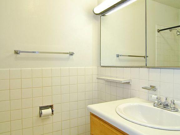 5th image of 555 W Cornelia Ave APT 603