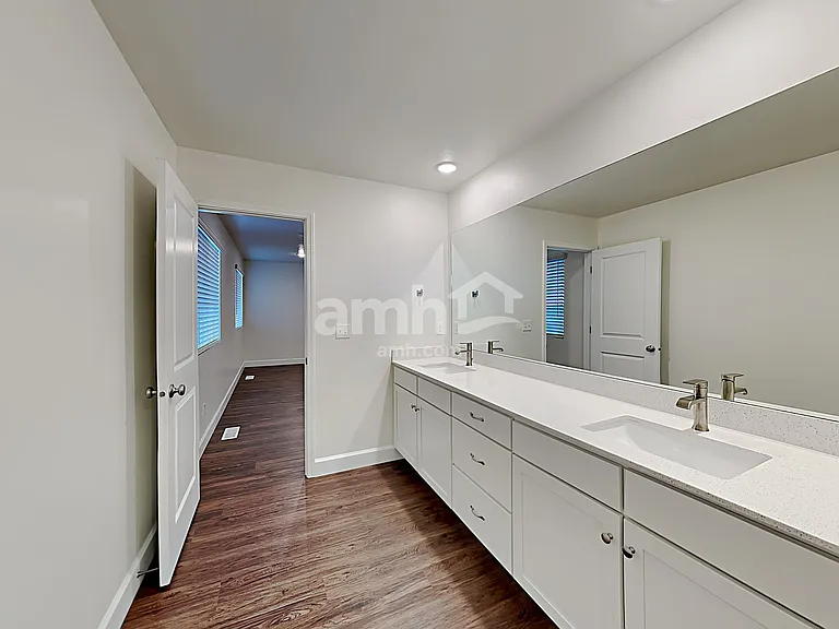 981 N Barkvine Ave — Photo 11