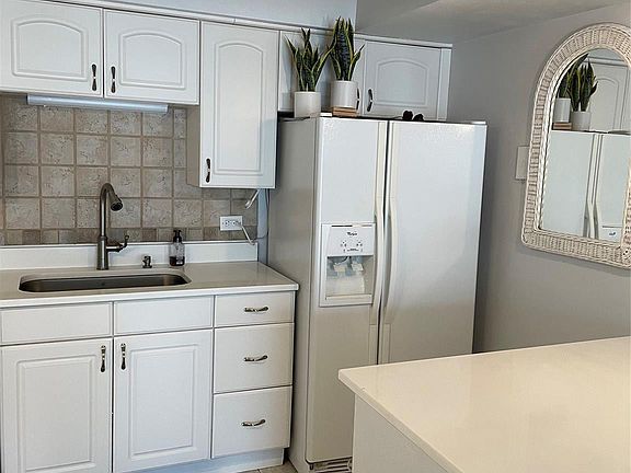 5th image of 3050 NE 48th Street #206