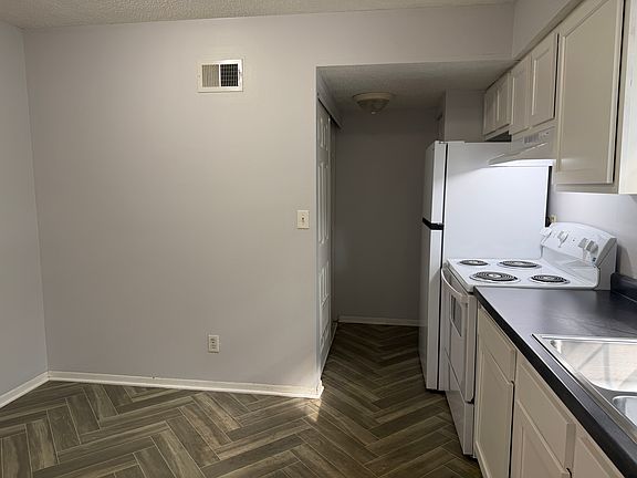 4th image of 110 W Lake Shore Dr #27