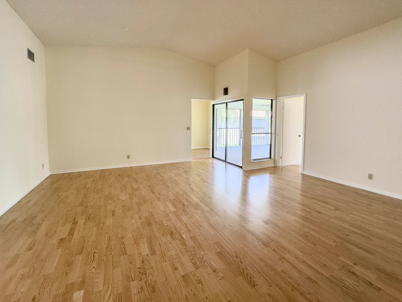 3 bed, 2.0 bath, 1275 sqft, $1,950 — Photo 3