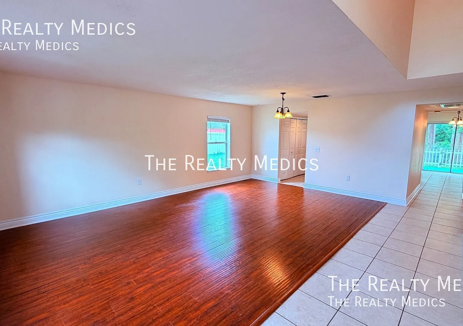HUGE Deltona 4bedroom Home READY for Move-in! — Photo 2