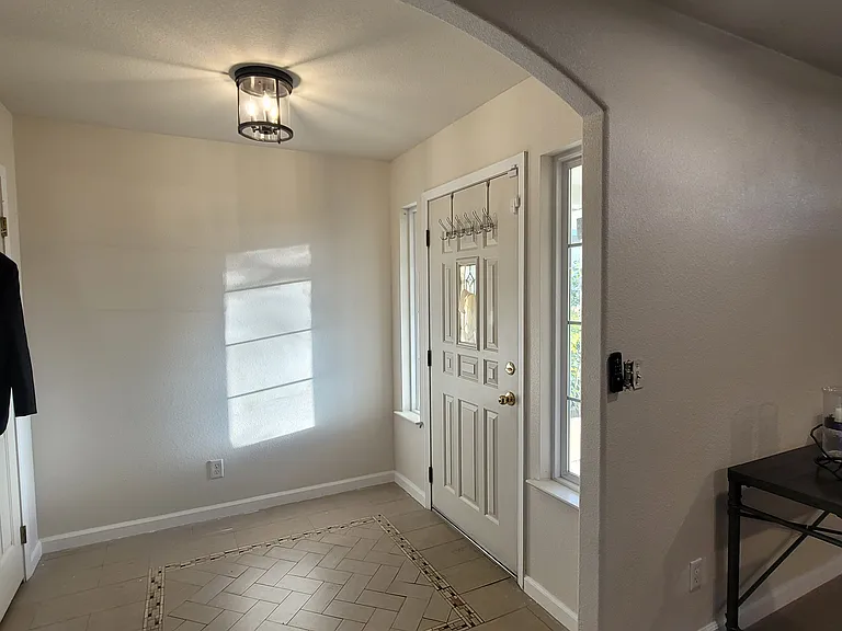1033 Harbor Ct — Photo 3