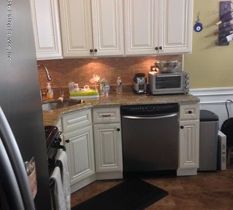 3rd image of 176 Ashworth Ave
