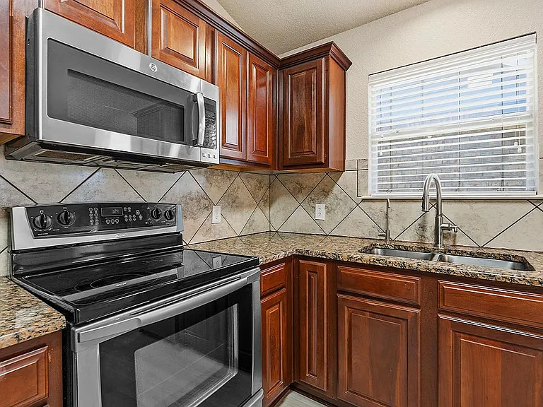 1918 Golden Arrow Ave — Photo 6