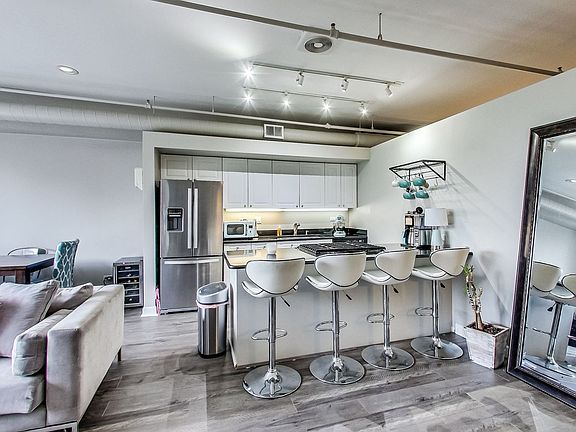 3rd image of 2011 W Belmont Ave APT 302