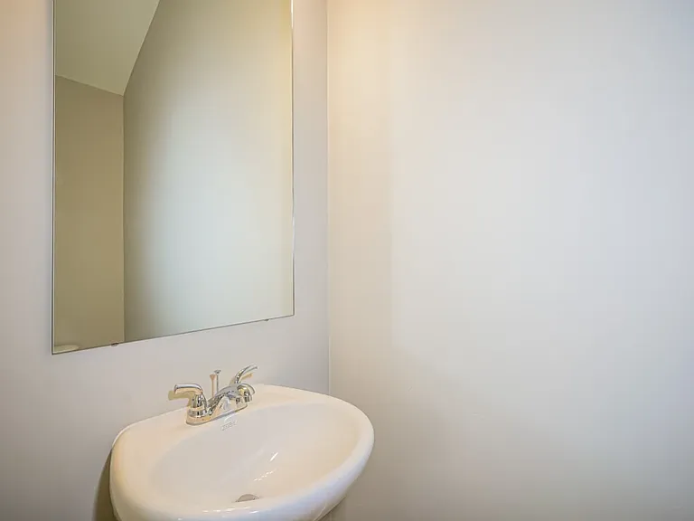 33 N Riverside Dr — Photo 3