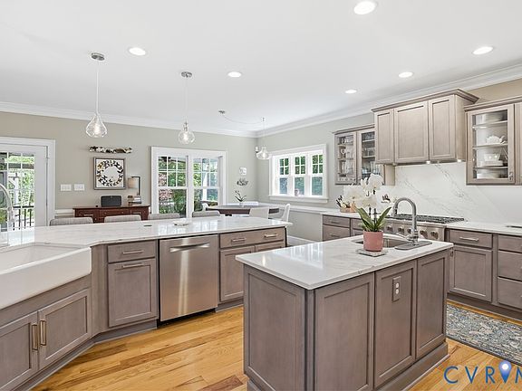 3rd image of 4818 Queen Carolyn Ln
