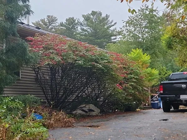 1 Mayflower Rd, Lakeville, MA 02347