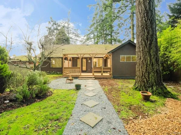 4815 Cordova Bay Rd, Saanich, BC V8Y 2J8