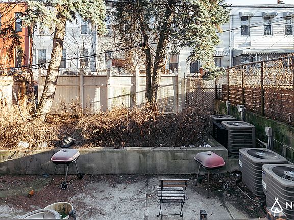 3rd image of 1368 Putnam Ave APT 1L