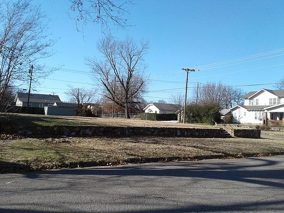 2nd image of 736 N Park Ave