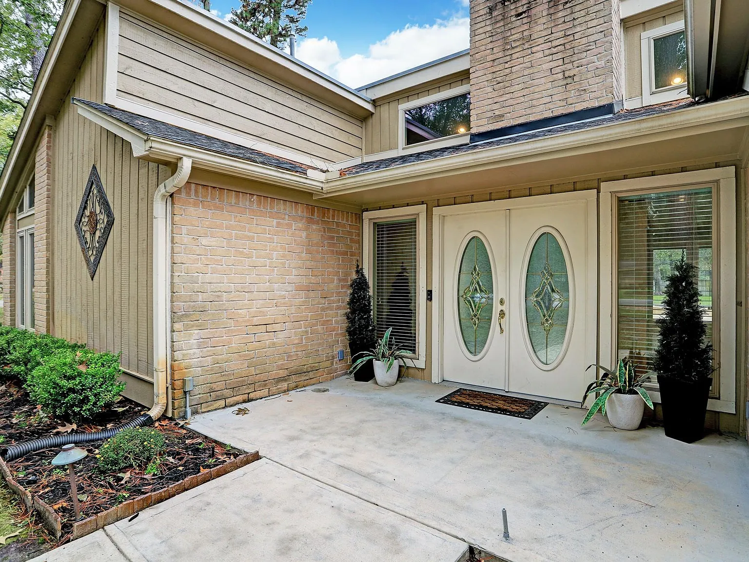 3 bed, 2.0 bath, 2192 sqft, $2,600 — Photo 3