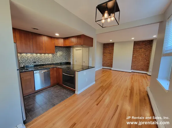 390 Riverway APT 16, Boston, MA 02115