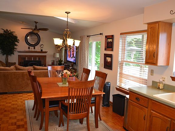 2nd image of 725 Royal Glen Dr