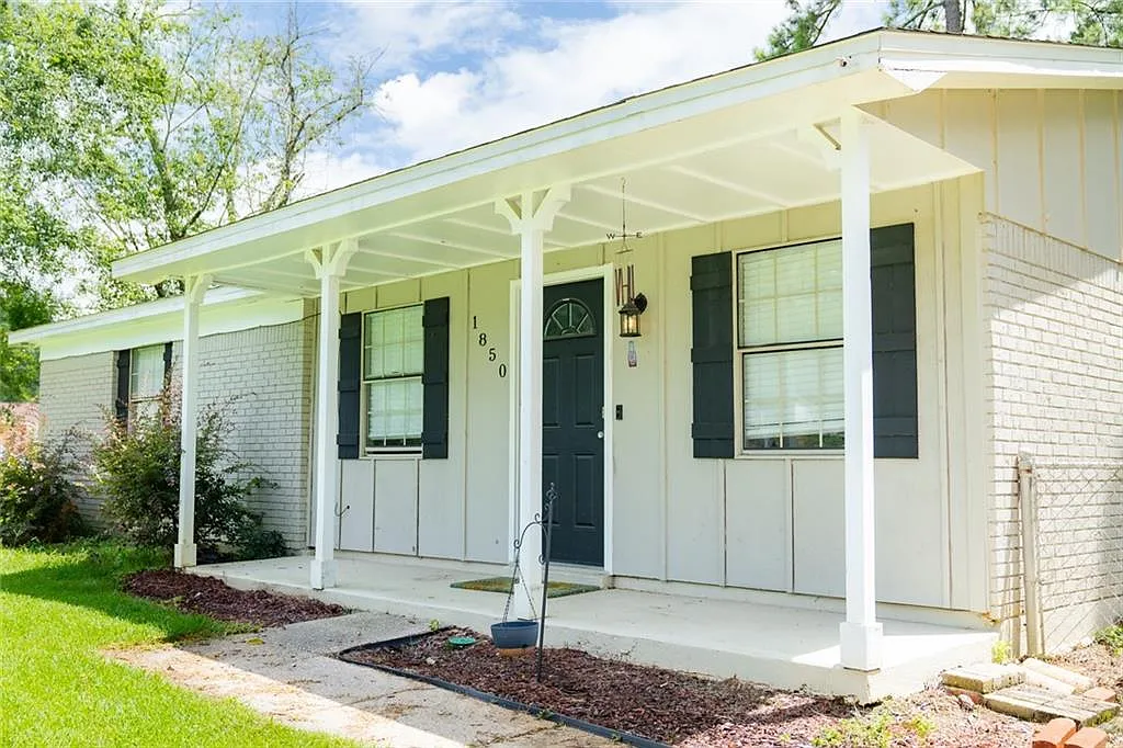 4 bed, 2.0 bath, 1374 sqft, $1,850 — Photo 3