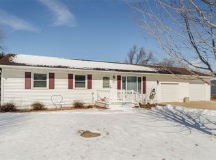 807 W 15th St, Vinton, IA 52349