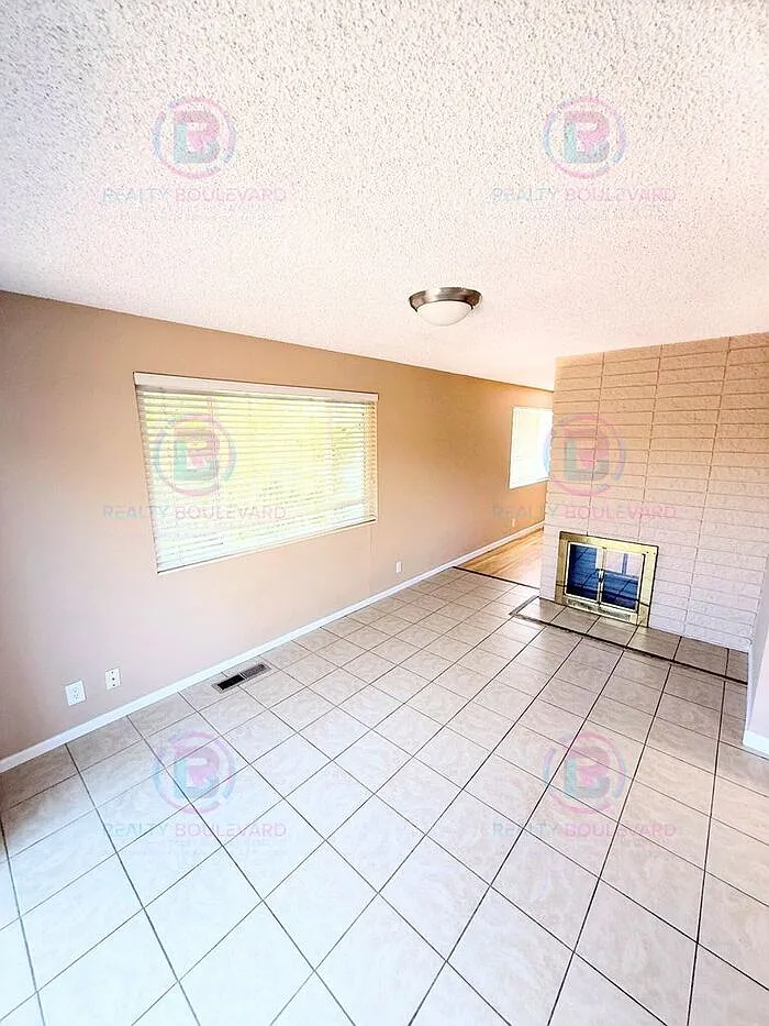6 bed, 3.0 bath, 1572 sqft, $3,399 — Photo 4