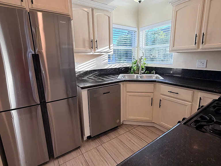 338 W Hardy St — Photo 33