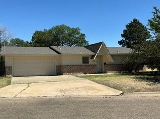 916 E 10th St, Dumas, TX 79029