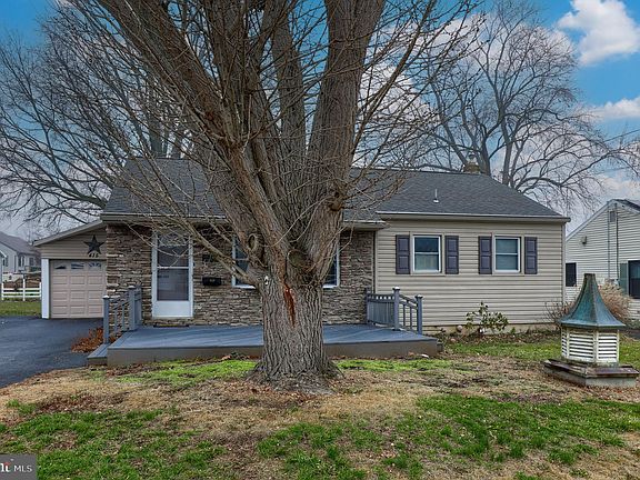 3rd image of 415 Birchland Ave