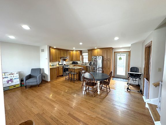 2nd image of 621 Oxford Ct