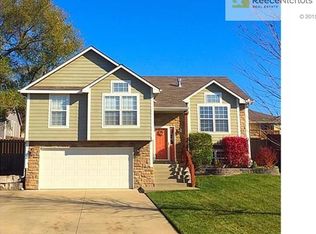201 Willis Dr, Tonganoxie, KS 66086