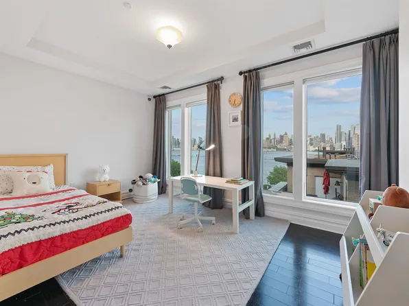 38 Oxford Landing image 15 of 22