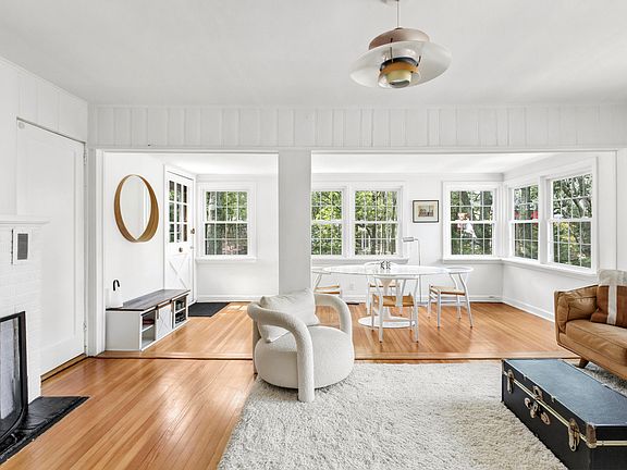 4th image of 10 Spring Ln