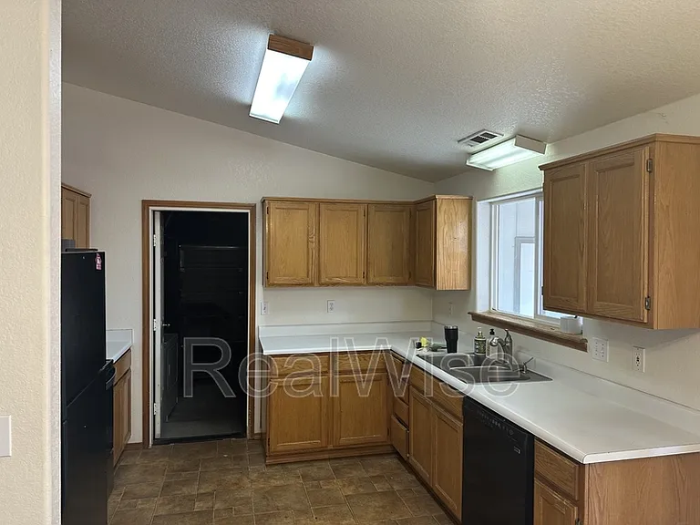 2210 SW Bridge St — Photo 8