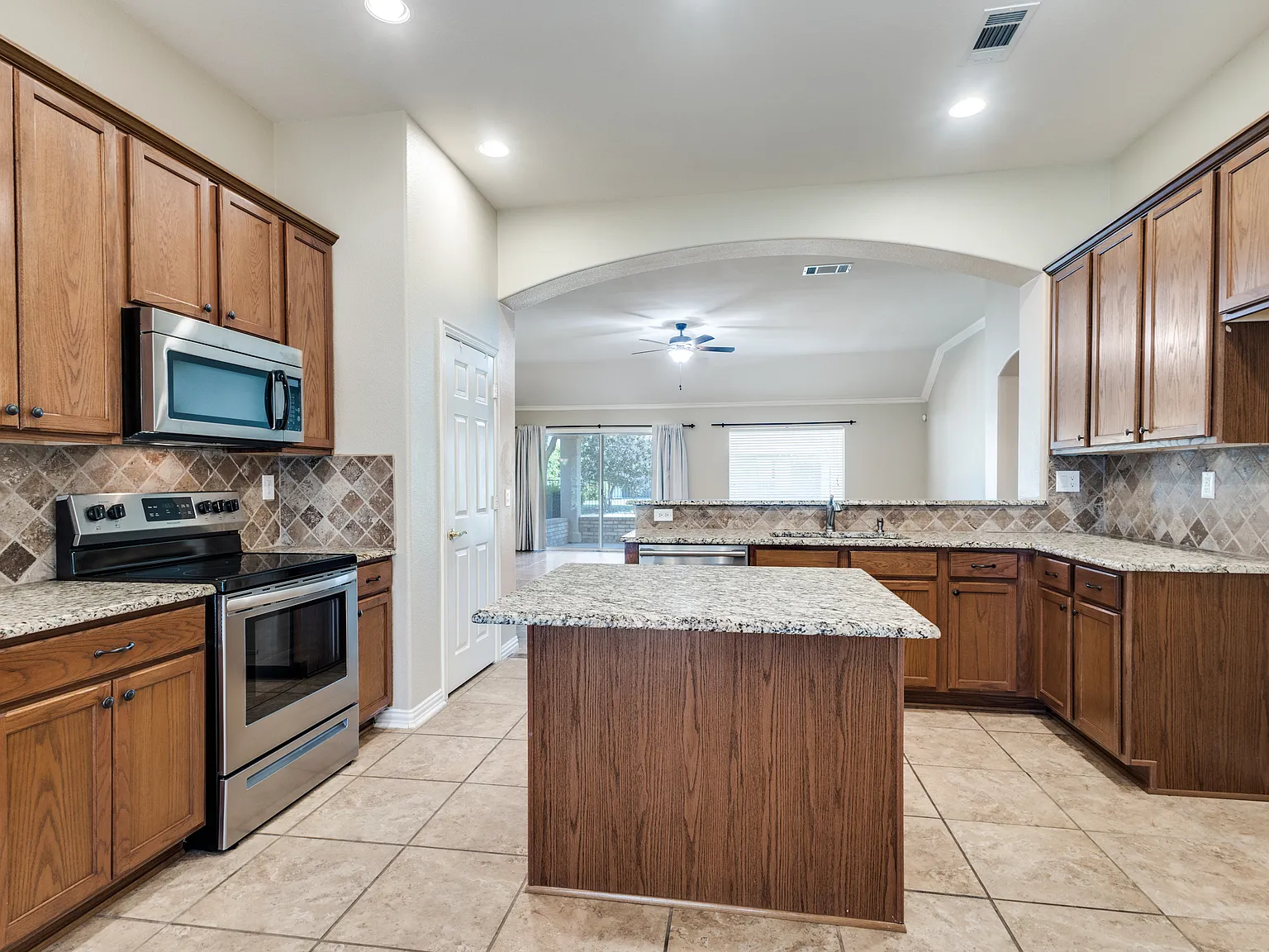 2 bed, 1845 sqft, $2,999 — Photo 4