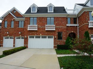 255 Arbor Glen Blvd, Schaumburg, IL 60195