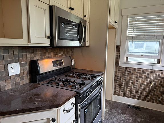 5th image of 330 W Beloit Ave