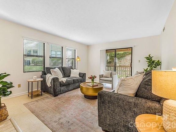 2nd image of 1801 Abbey Cir