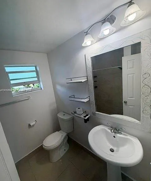 1045 SW 4th St #5 — Photo 6