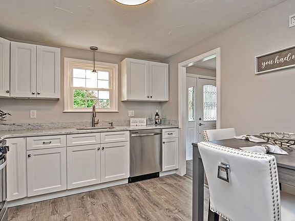 3rd image of 39 Saint Johns Cir