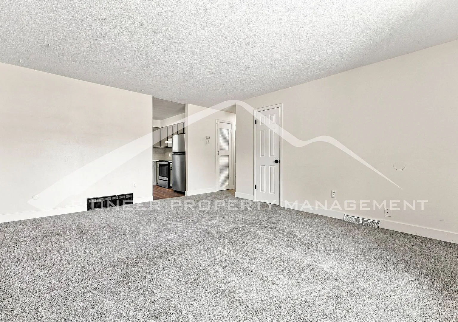 Charming 1/2 Duplex on Quiet Cul-De-Sac with Fenced Yard — Photo 4