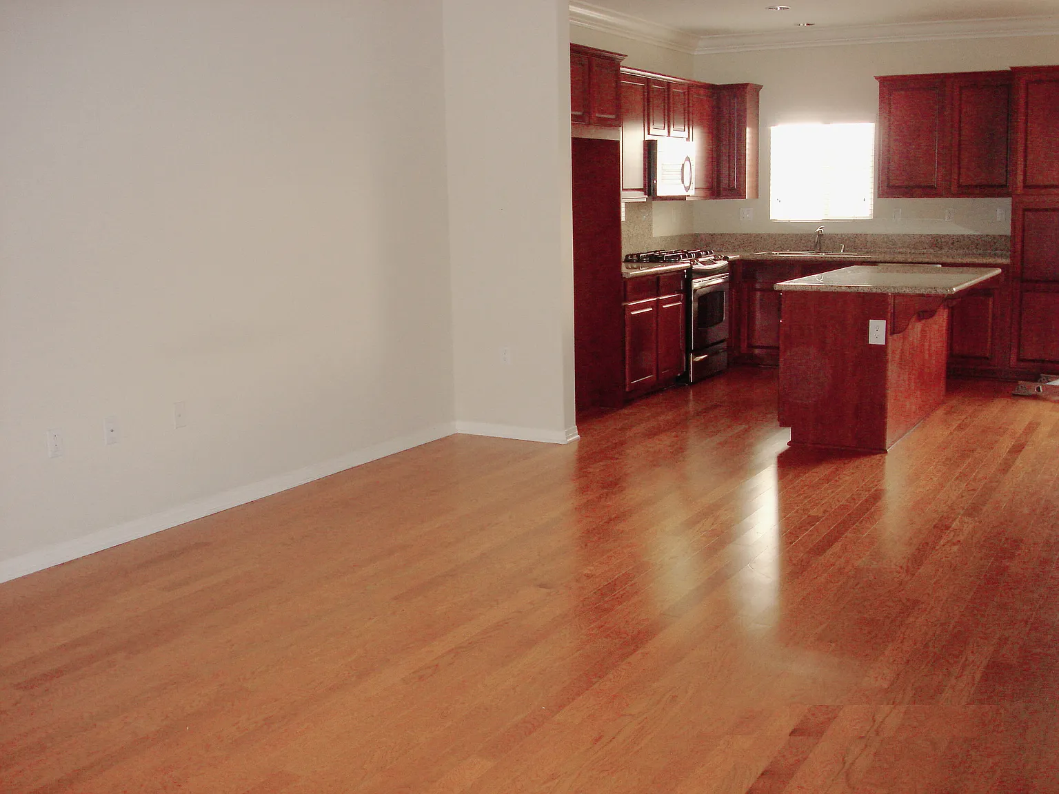 3 bed, 2.5 bath, 1280 sqft, $3,780 — Photo 4