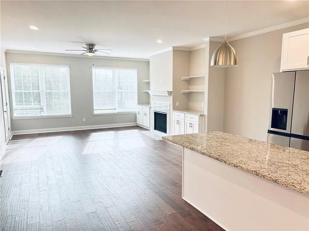 4 bed, 3.5 bath, 2429 sqft, $2,900 — Photo 2