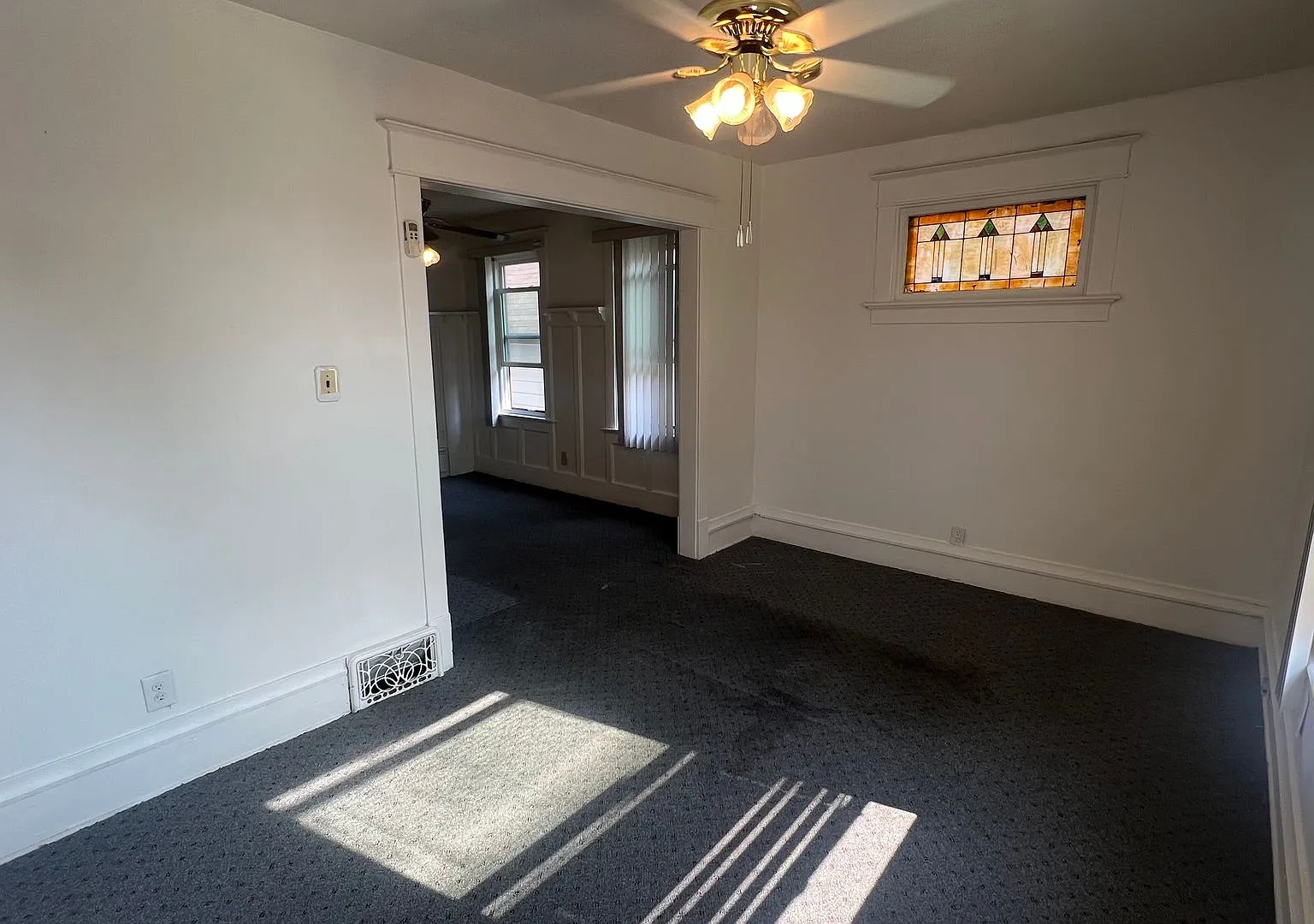 Spacious 3-Bedroom Upper Unit in Park West — Photo 2