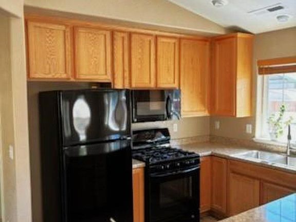 3rd image of 325 Hall St
