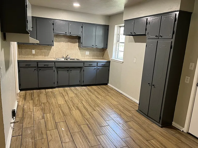 4340 Woodedge Dr — Photo 3
