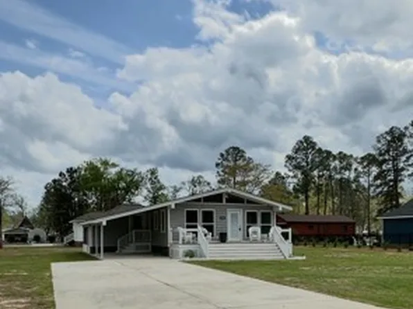 88 Lake Shore Dr, Elizabethtown, NC 28337