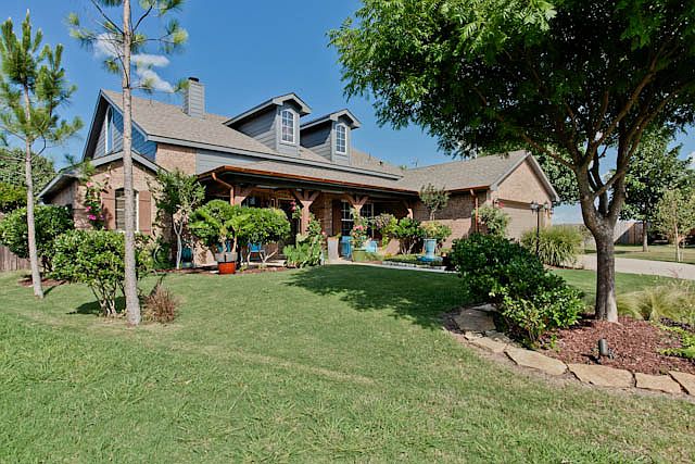 880 Mellanie Ct on large cul-de-sac lot